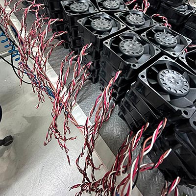 Ventiladores con cables entrelazados