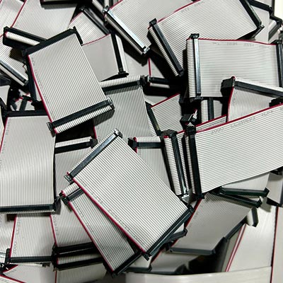 Cables planos apilados desordenadamente