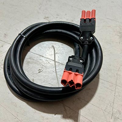Cable eléctrico con conectores rojos