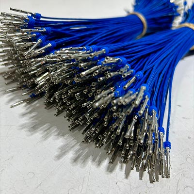 Cables azules con terminales metálicos