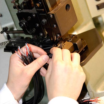 Conectando cables eléctricos industriales