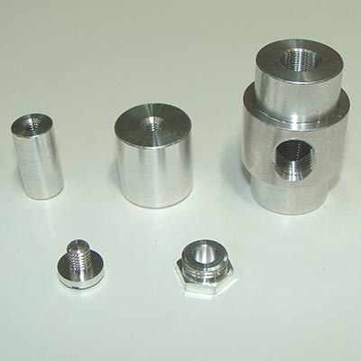 Piezas metálicas cilíndricas variadas