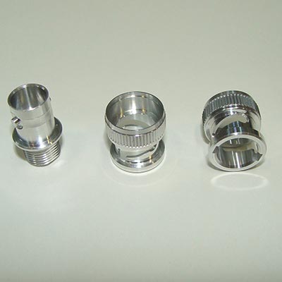 Conectores metálicos brillantes tridimensionales