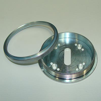 Pieza metálica desmontada brillante