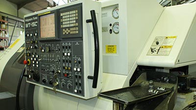 Máquina herramienta con panel de control